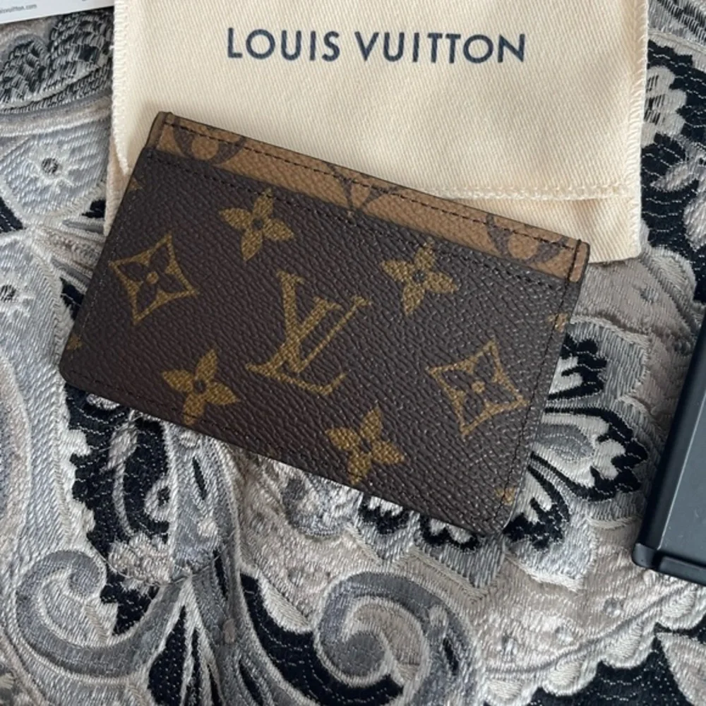 AUTHENTIC LOUIS VUITTON REVERSE CARD HOLDER‎